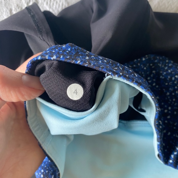 Women's Lululemon Capris Size 4 - Picture 2 of 4